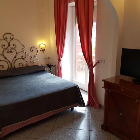 Palatium Mari מלון 3*